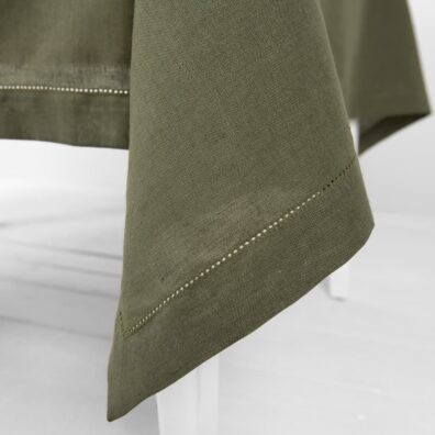 Lino - medvilnės sudėties tamsiai žalia staltiesė su 4cm palenkimu kraštinėse