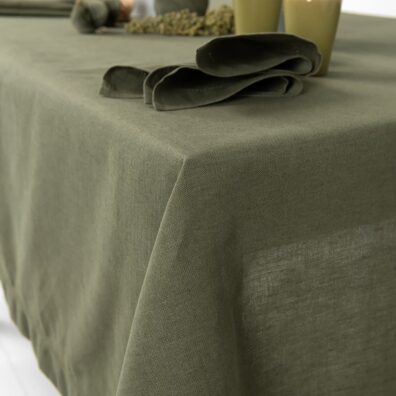 Lino - medvilnės sudėties tamsiai žalia staltiesė