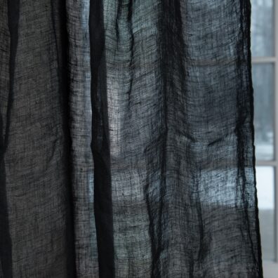 Lengva, reta, permatoma juodos spalvos užuolaida iš skalbto 100% lino