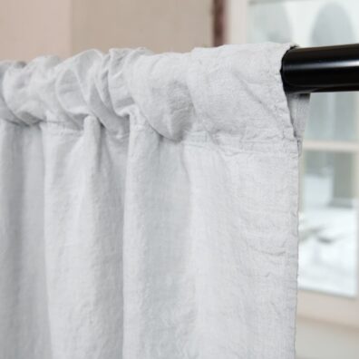 Lininė šviesiai pilka užuolaida su lengvu melsvu atspalviu