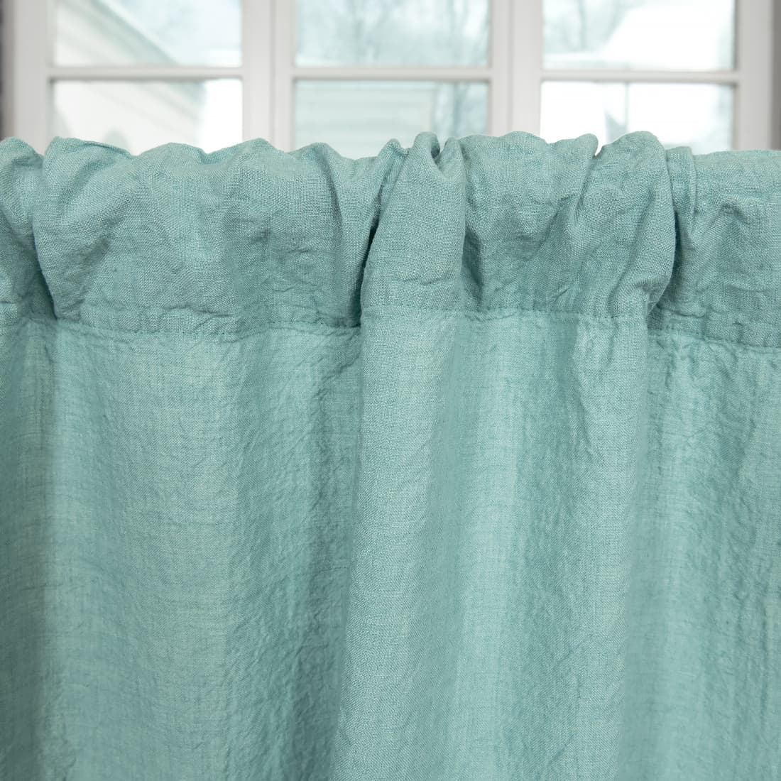 Lininė melsvai žalsva užuolaida