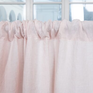 Lininė rožinė užuolaida su kanalu karnizui perverti