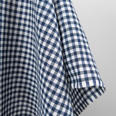 Lininis audinys baltais ir tamsiai mėlynais langeliais tinka drabužiams ir namų tekstilei siūti