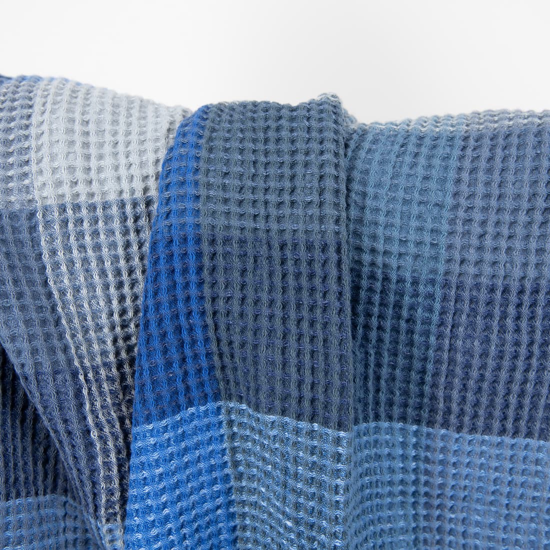 Puslininis audinys mėlynas languotas „vaflinis“ skalbtas minkštas švelnus