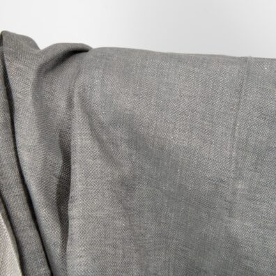 Lininis satino audinys dvipusis išaustas iš natūralios pilkos ir tamsiai pilkos spalvos verpalų