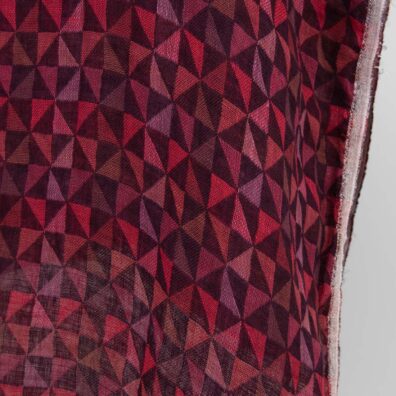 Lininis audinys žakardinis tamsiai raudonais trikampiais skalbtas, 145cm pločio