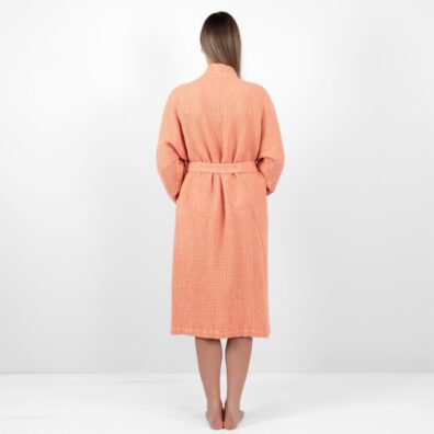 Lino-medvilnės chalatas persikinės spalvos „vafliniais“ langeliais iš minkšto švelnaus specialiai skalbto audinio