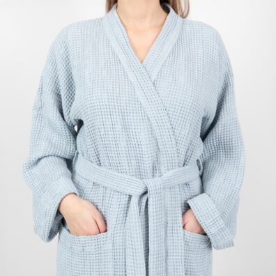 Melsvas lino-medvilnės chalatas „vafliniais“ langeliais surišamas plačiu diržu