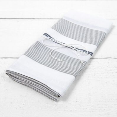 Puslininis virtuvės rankšluostis baltas su žalsvai pilkais ir juodais dryžiais