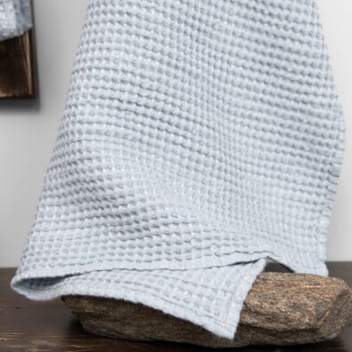 Melanžinis lino - medvilnės sudėties vonios rankšluostis, kurio audinyje suausti melsvai pilki ir melsvai žalsvi verpalai