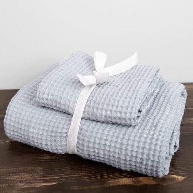 Lino - medvilnės rankšluosčių rinkinys ledo spalvos perrištas plačia juostele