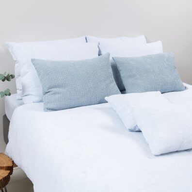 Melanžinis patalynės audinys išaustas iš baltų ir melsvai pilkų verpalų