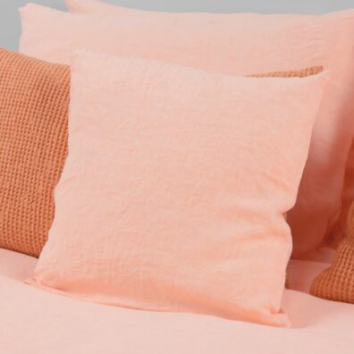 Lininė patalynė iš melanžinio audinio, kuriame suausti ryškiai balti ir persikinės spalvos verpalai