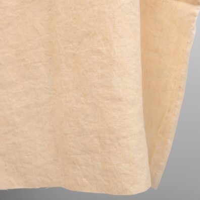 Melanžinis lininis audinys, kuriame suausti gelsvai balti ir rusvai geltoni verpalai, skalbtas