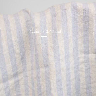 Lininis audinys vertikaliais dryžiais iš melsvai pilkų ir gelsvai baltų verpalų, skalbtas