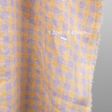 Languotas 100% lino audinys išaustas iš šviesiai alyvinių ir rusvai geltonų verpalų, skalbtas