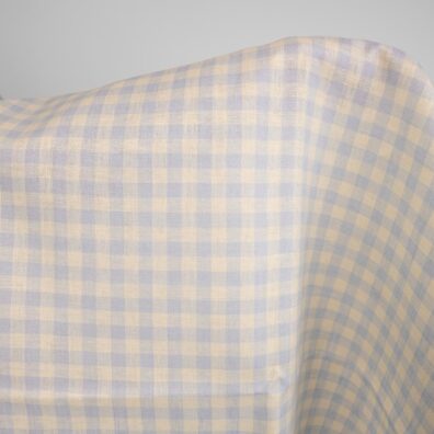 Lininis audinys melsvais ir gelsvais langeliais tinka drabužiams ir namų tekstilei siūti