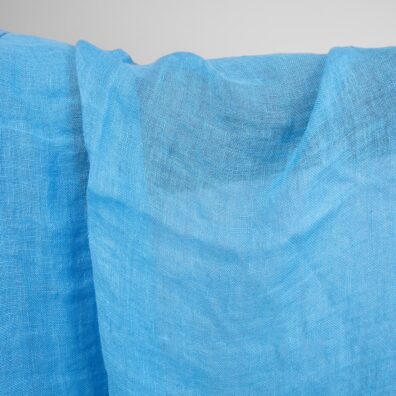 Lininis audinys ryškiai žydros spalvos permatomas skalbtas tinka šalikams, skaroms, užuolaidoms siūti