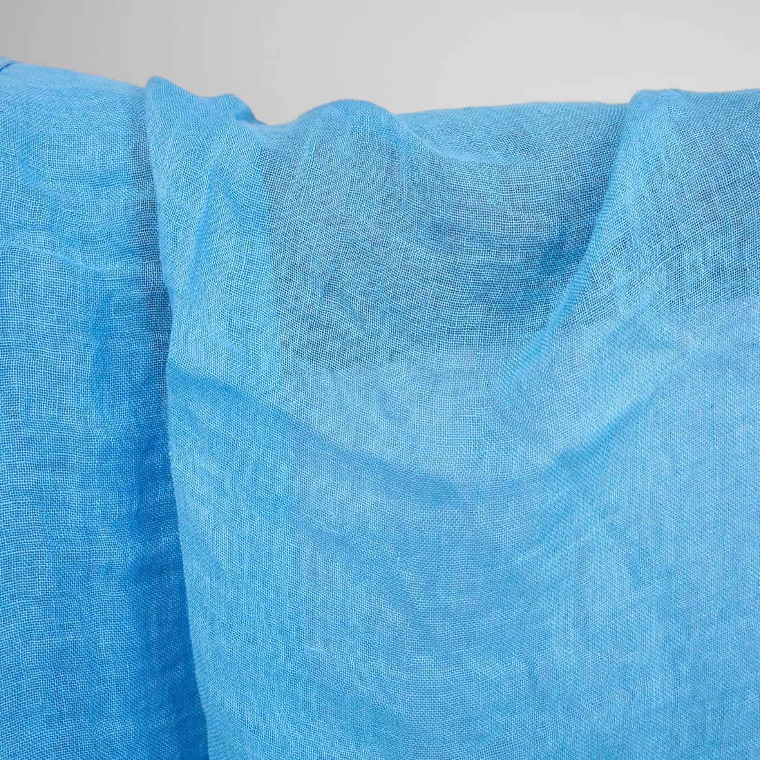 Lininis audinys ryškiai žydros spalvos permatomas skalbtas tinka šalikams, skaroms, užuolaidoms siūti