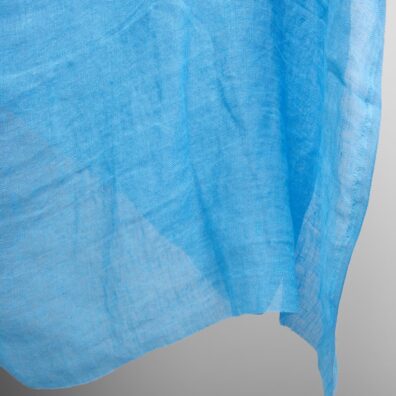 Lininis audinys ryškiai žydros spalvos permatomas lengvas retas skalbtas