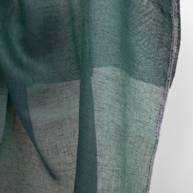 Lengvas retas permatomas 100% lino audinys iš tamsiai žalių ir tamsiai mėlynų verpalų