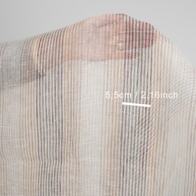 Permatomas lininis audinys vertikaliais dryžiais iš rudų atspalvių verpalų baltame fone