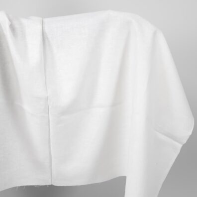 Lino audinys pieno baltumo „eglutės“ raštu