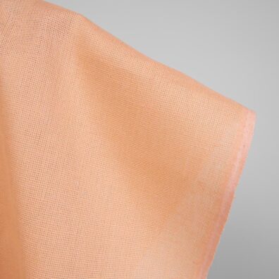 Lininis audinys persikinės spalvos „panamos“ raštu tinka drabužiams, namų tekstilei siūti, siuvinėti kryželiu