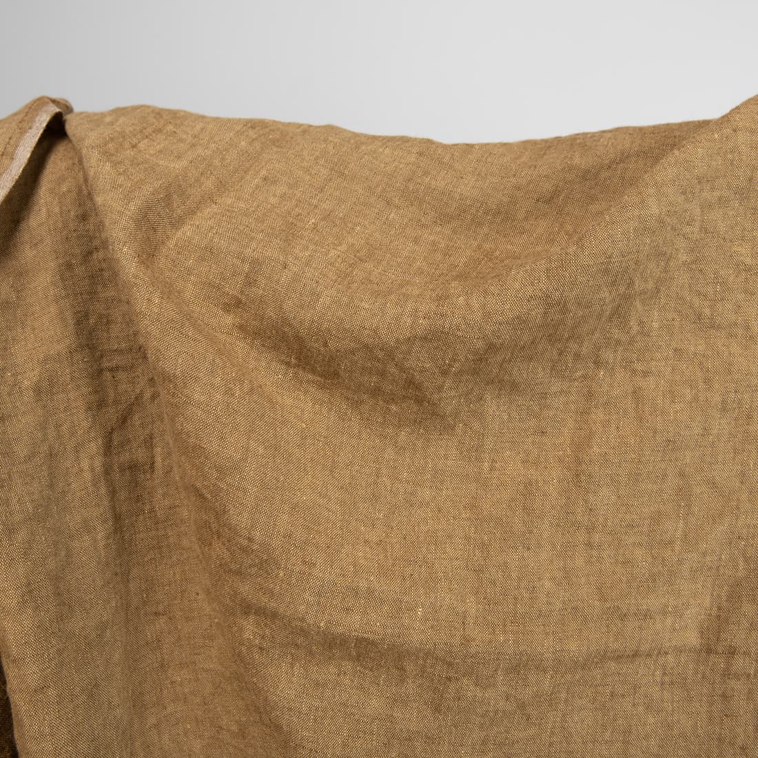 Melanžinis 100% lino audinys iš imbieros ir auksinės rudos spalvos verpalų