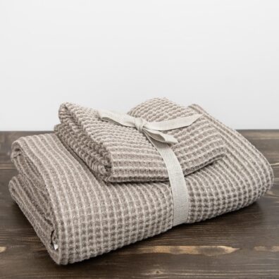 Lino - medvilnės pilkai rudų rankšluosčių rinkinys perrištas plačia juostele