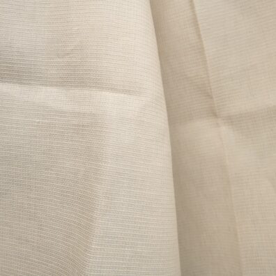 „Vaflinis“ lino-vilnos audinys iš balto smėlio, vanilės spalvos ir baltų verpalų