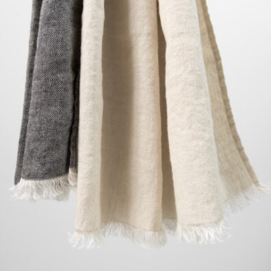 Lino - vilnos šalikas plačiais rusvais ir juodais dryžiais su pešiotais kutais trumposiose kraštinėse