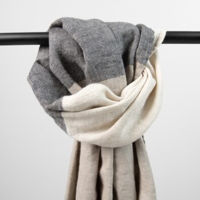 Rusvai, pilkai, juodai dryžuotas lino-vilnos šalikas iš specialiai skalbto audinio