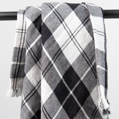 MINGA lininė skara juodai-baltai languota pasiūta iš minkšto, švelnaus, specialiai skalbto audinio