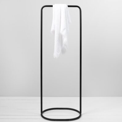 Lininė skara ryškiai balta su dryžiukais pasiūta iš minkšto, švelnaus, specialiai skalbto audinio