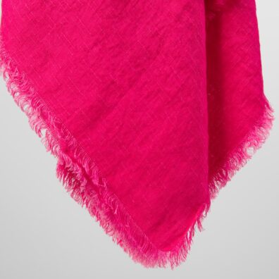 LOLITA lininė skara fuksijos spalvos su dryžiukais ir pešiotais kutais visose kraštinėse