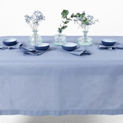 Puslininė melsva staltiesė su mereškuotais kraštais