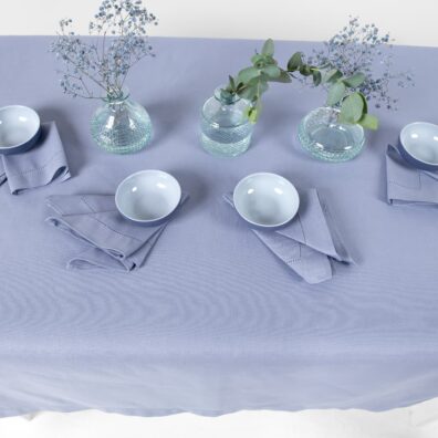 Puslininė melsva mereškuota staltiesė ir servetėlės iš to paties audinio
