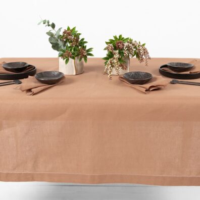 Puslininė šviesiai ruda staltiesė su mereškuotais kraštais