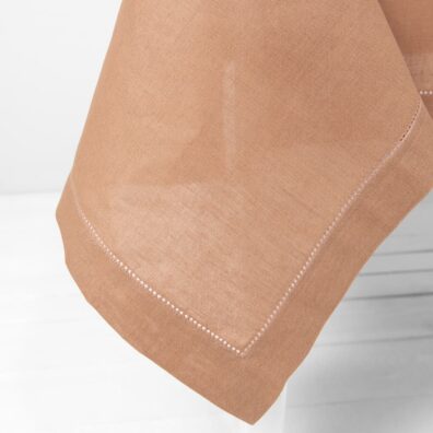 Šviesiai ruda lino-medvilnės staltiesė su mereška ir 4cm kraštinių palenkimu