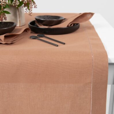 Šviesiai rudas lino-medvilnės takelis stalui su mereška ir 4cm pločio palenkimu visose kraštinėse