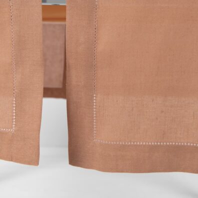 Šviesiai rudas lino-medvilnės takelis stalui su mereška visose kraštinėse