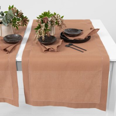 Puslininis šviesiai rudas takelis stalui, mereškuotas