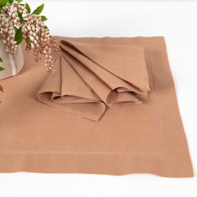 Puslininis šviesiai rudas patiesaliukas stalui su 4cm palenkimu ir mereškavimu