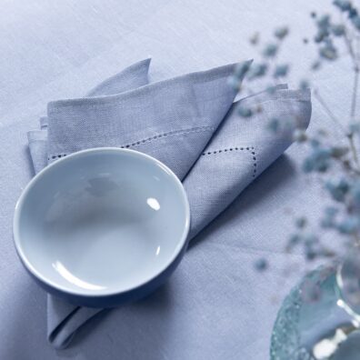 Puslininė melsva servetėlė su paprastu palenkimu ir mereškavimu aplink