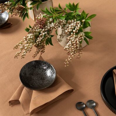 Šviesiai ruda lino-medvilnės servetėlė su mereškuotomis kraštinėmis