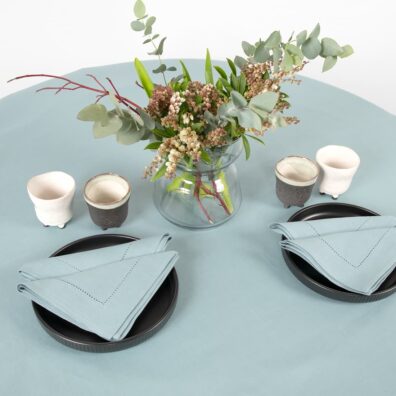 Apvali (ovali) melsvai žalsva lino-medvilnės staltiesė su mereškuotu kraštu ir derančios servetėlės