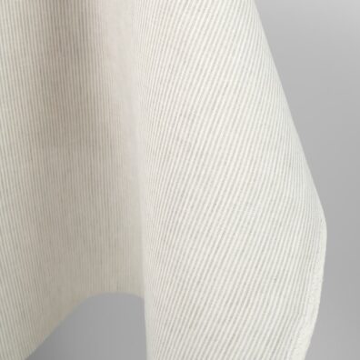 Lininis audinys baltos ir natūralios spalvos dryžiukais tinka drabužiams, patalynei, užuolaidoms, staltiesėms siūti.