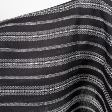 Lininis audinys juodas su baltomis raštuotomis juostelėmis tinka staltiesėms, drabužiams, šalikams, užuolaidoms siūti.