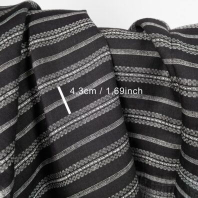 Juodas lininis audinys su horizontaliomis baltomis raštuotomis juostelėmis